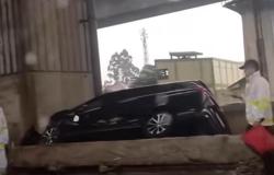  Avanza Nyangkut usai Tabrak Median Jalan, Lalin Tol Japek Macet hingga 2 Km