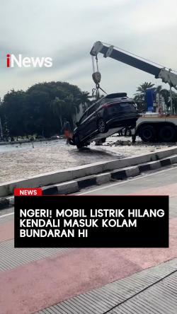 Ngeri! Mobil Listrik Hilang Kendali Masuk Kolam Bundaran HI