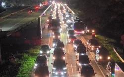 Tol Cipali Macet Horor 34 Km Imbas Ribuan Pemudik Berhenti di Bahu Jalan