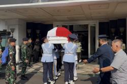 Upacara Penghormatan Terakhir, Jenazah Eks Menhan Juwono Sudarsono Tiba di Kemhan