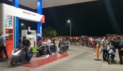 Rokan Hilir Krisis BBM, Antrean Kendaraan Mengular 2 Km di SPBU Bangko<