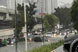 Banjir Rendam Jalan TB Simatupang Arah Fatmawati Jaksel, Lalin Sempat Tersendat