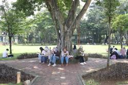 Asyiknya Membaca Buku Bersama di Taman Menteng