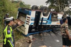 Kecelakaan Bus Terguling di Tepi Danau Ranau OKU Selatan, 28 Penumpang Terluka