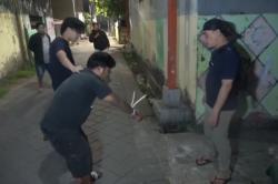 Terekam CCTV, Pria di Makassar Tebas Tetangga Pakai Parang<