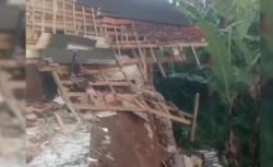 Rumah Ambruk Tergerus Longsor, 2 Lansia di Sumedang Luka-Luka Tertimbun Material 