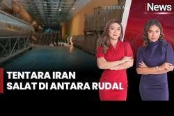 Viral Tentara Iran Salat Berjamaah di Antara Rudal, Diimami Komandan AU