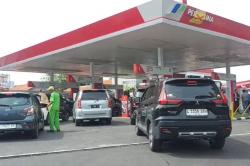 Ramai Isu Harga BBM Naik, Warga Surabaya Rela Antre di SPBU Mengaku Takut Kehabisan<