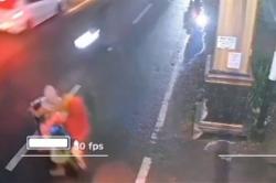 Viral Emak-Emak Bonceng 3 Terekam CCTV Tabrakan di Bangkalan<