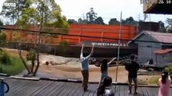 Mengerikan! Detik-Detik Tongkang Tabrak Rumah di Sungai Mahakam Terekam CCTV, Warga Histeris<