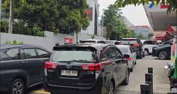 Antrean Kendaraan Mengular di SPBU Cikini usai Harga BBM Dikabarkan Naik