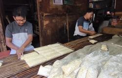 Harga Kedelai Naik Imbas Perang AS, Perajin Tempe di Jember Kelimpungan<