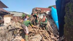 Atap Rumah di Kediri Roboh Diterjang Hujan Deras, Petugas Bantu Bersihkan Puing Bangunan<