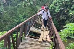 Ngeri! Pelajar di Sukabumi Bertaruh Nyawa Seberangi Jembatan Rusak demi Sekolah<
