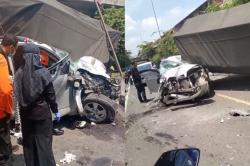 Kecelakaan di Bojonegoro, SUV Tabrak Truk di Bawah Flyover Ngraho usai Gagal Menyalip<
