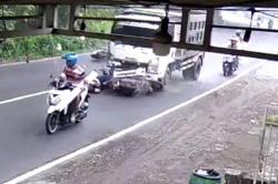 Ngeri! Detik-Detik Kecelakaan Maut di Sidoarjo, Pemotor Tewas Terlindas Truk<