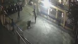 Brutal! Detik-Detik 2 Juru Parkir Dibacok di Samarinda Terekam CCTV<