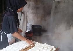 Harga Kedelai Impor Melejit Imbas Perang AS-Iran, Perajin Tahu di Tegal Menjerit<