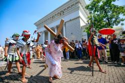 Jalan Salib di Gereja Katolik St. Yohanes Maria Vianney Berlangsung Khidmat