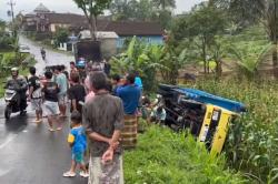 Kecelakaan di Batang, Truk Muatan 3 Ton Baja Ringan Terguling di Tanjakan Sirembel<