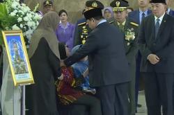 Momen Prabowo Salami Keluarga 3 Prajurit TNI Gugur di Lebanon