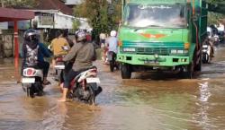 Banjir Kiriman Rendam Ratusan Rumah di Jembrana, Jalur Denpasar Lumpuh<