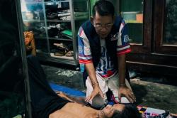 Empati untuk Lansia Lumpuh, Aleg Perindo Syamsuriansyah Salurkan Bantuan Kursi Roda