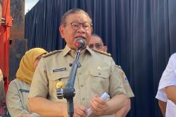 Aduan Warga soal Parkir Liar ke JAKI Direspons Foto AI, Pramono: Periksa Lurahnya!