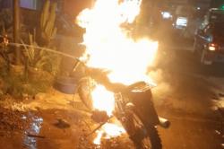 Heboh! Motor Terbakar di Tengah Jalan Ramai di Jombang, Diduga Akibat Tangki Bocor
