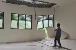 Pilu! Siswa SD di Pandeglang Belajar di Perpustakaan dan Dapur gegara Kelas Ambruk