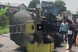 Kecelakaan di Mojokerto, Truk Tangki Air Terguling gegara Sopir Mengantuk