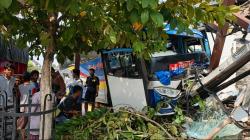 Kecelakaan Maut di Madiun, Sopir Truk Boks Tewas Tabrak Bus Mogok <