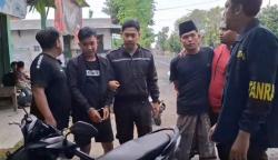 Kelaparan, Pencuri Motor Ditangkap saat Asyik Makan Rujak Cingur Depan Kantor Polisi<