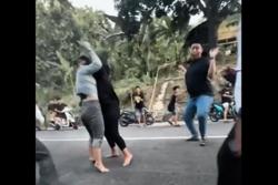 Viral Duel Sengit 2 Wanita di Parepare Rebutan Pria, Jadi Tontonan Warga<