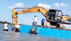 Tolak Reklamasi Tambak Garam, Warga Sumenep Adang Ekskavator di Pesisir Pantai<