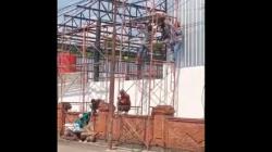 2 Pekerja Tersetrum saat Bangun Atap Koperasi di Mojokerto, 1 Tewas 1 Luka Parah<