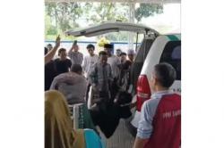 Ngeri! Pelaku Curanmor di Sampang Diamuk Massa hingga Motor Dibakar