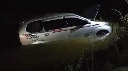 Pengemudi Salah Injak Pedal Gas, Avanza Terjun ke Sungai di Bangkalan<