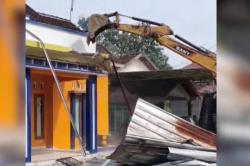 Viral Pria di Pati Robohkan Rumah gegara Sakit Hati Mantan Istri Mau Nikah Lagi<