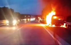 Mobil Derek Angkut Alat Berat Terbakar di Tol Bakauheni, Kerugian Miliaran Rupiah<