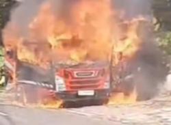 Ngeri! Minibus L300 Angkut 22 Emak-Emak di Jember Terbakar, Penumpang Panik Berhamburan<