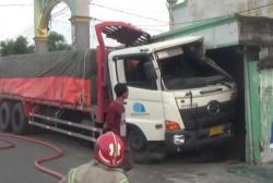 Kecelakaan di Jombang, Truk Tronton Seruduk Pikap hingga Masuk Rumah, 1 Luka<
