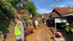 Hujan Deras, Tebing Longsor di Cilacap Putus Akses Jalan Penghubung Desa