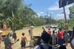 Dramatis! Minibus Nyaris Hanyut di Grobogan usai Nekat Terjang Banjir 1,5 Meter<