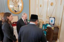 Bertukar Cenderamata, Prabowo Hadiahkan Putin Vas dan Miniatur Candi Borobudur