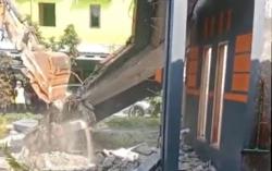 Ngenes! Gagal Nikah usai 8 Tahun Pacaran, TKW di Ngawi Bongkar Rumah Hasil Nabung<