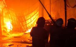 Kebakaran Hebat Pabrik Lakban di Surabaya, Belasan Mobil Damkar Dikerahkan<