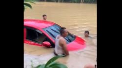Viral! Mobil Rombongan Pemain Sandiwara Terseret Banjir di Indramayu<