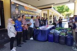 Polisi Bongkar Penimbunan BBM Subsidi hingga 1 Ton di Bondowoso, 2 Tersangka Ditangkap<