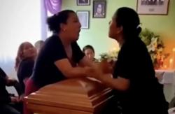Viral! 2 Perempuan Berkelahi di Atas Peti, Saling Klaim Kekasih Jenazah
